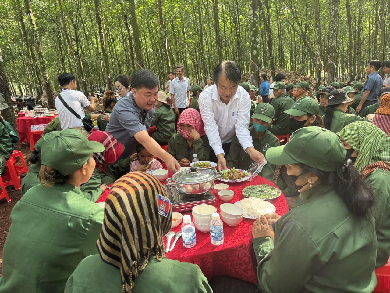 Ông Lê Văn Thắng, Phó Chánh văn phòng Tập đoàn công nghiệp cao su Việt Nam và ông Nguyễn Trường Giang, Phó tổng Giám đốc giám đốc Công ty TNHH MTV Cao su Lộc Ninh thăm hỏi công nhân