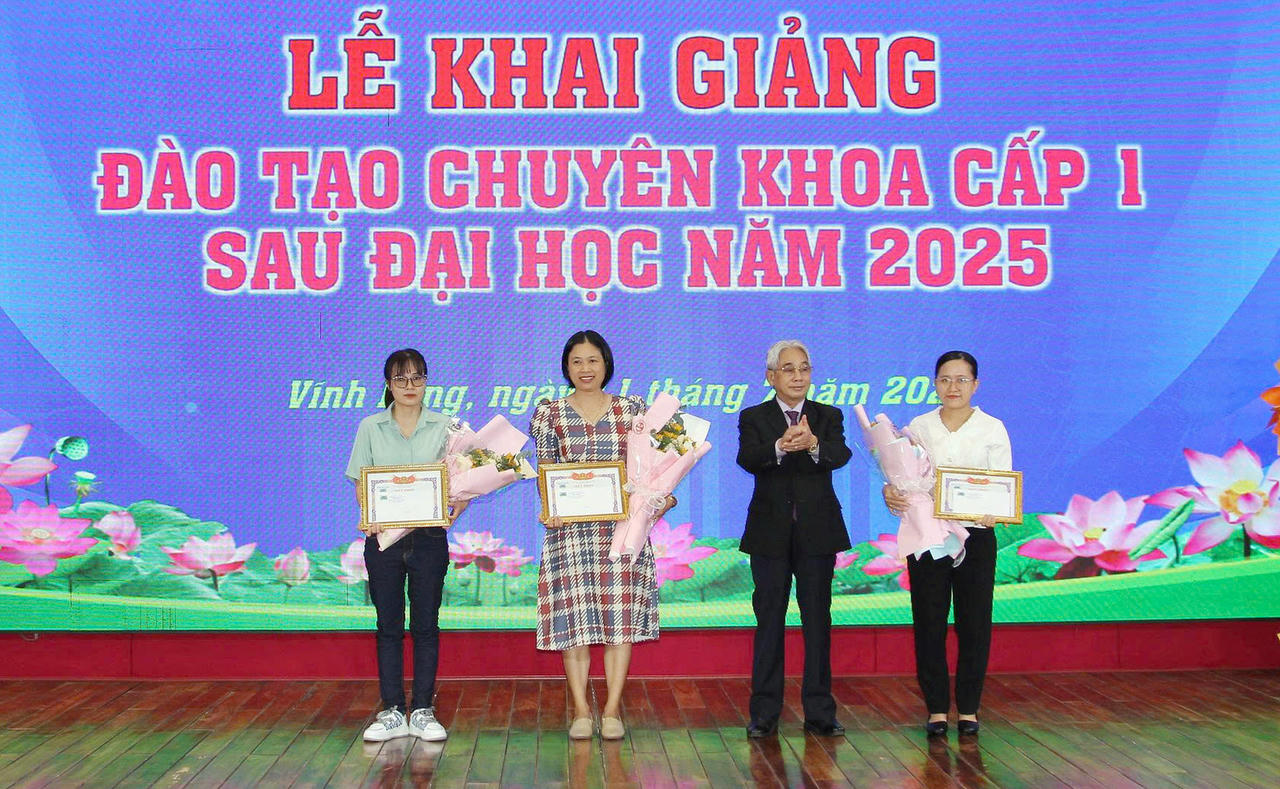 NGƯT.PGS.TS Lương Minh Cừ –Hiệu trưởng Trường Đại học Cửu Long trao giấy khen cho thí sinh đạt điểm cao trong kỳ thi.