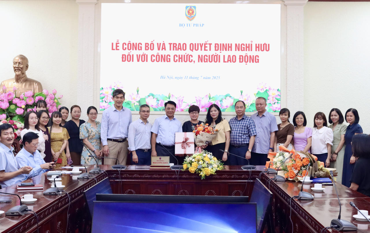 Trao quyết định nghỉ hưu cho 3 cán bộ tư pháp