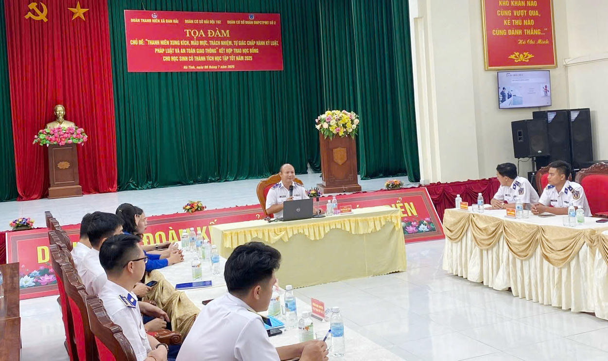  “Thanh niên xung kích, mẫu mực, trách nhiệm, tự giác chấp hành kỷ luật, pháp luật và an toàn giao thông”