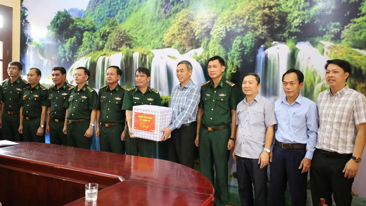 Phó Bí thư Tỉnh ủy, Chủ tịch HĐND tỉnh Quảng Trị Nguyễn Đăng Quang thăm và tặng quà lực lượng biên phòng.