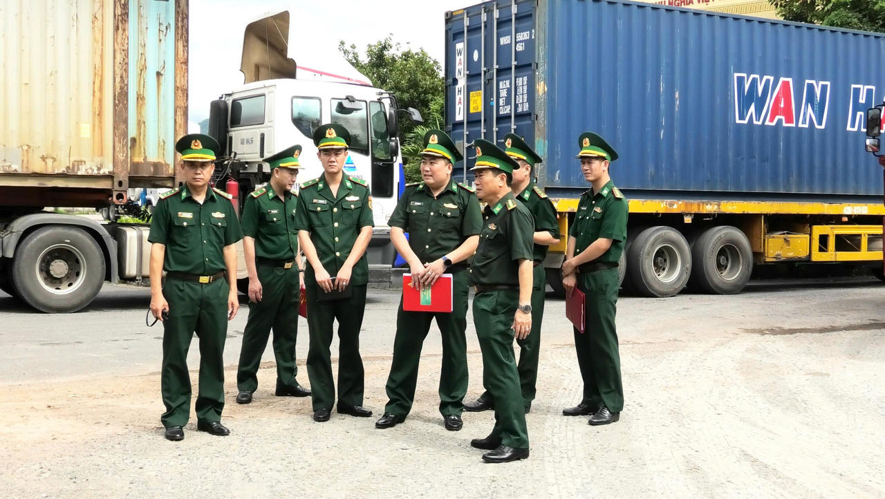 Đại tá Trịnh Thanh Bình, Phó Chỉ huy Quân sự tỉnh, kiêm Chỉ huy trưởng BĐBP tỉnh Quảng Trị cùng đoàn công tác kiểm tra thực hiện nhiệm vụ tại cửa khẩu quốc tế Lao Bảo.