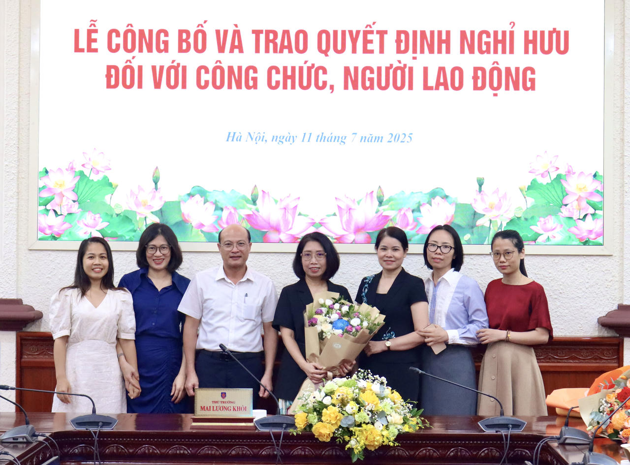 Trao quyết định nghỉ hưu cho 3 cán bộ tư pháp