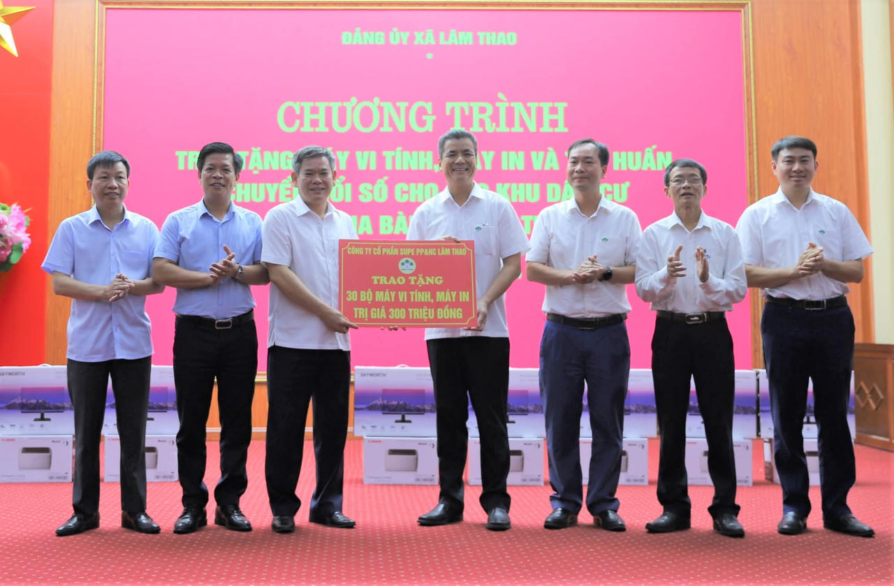 Lãnh đạo Công ty trao tặng biểu trưng 30 bộ máy vi tính, máy in tới Lãnh đạo xã Lâm Thao.