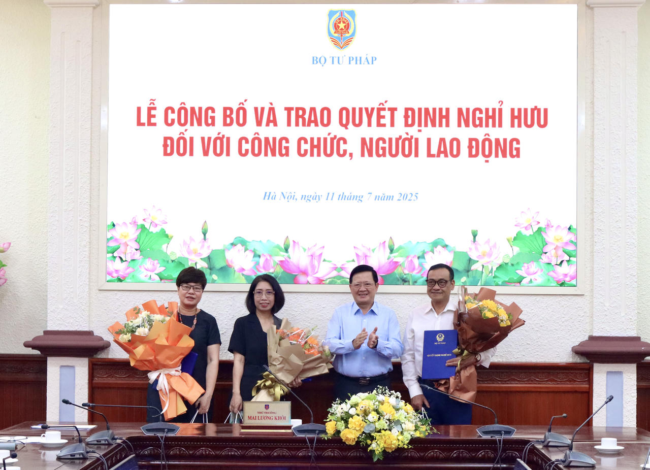 Trao quyết định nghỉ hưu cho 3 cán bộ tư pháp