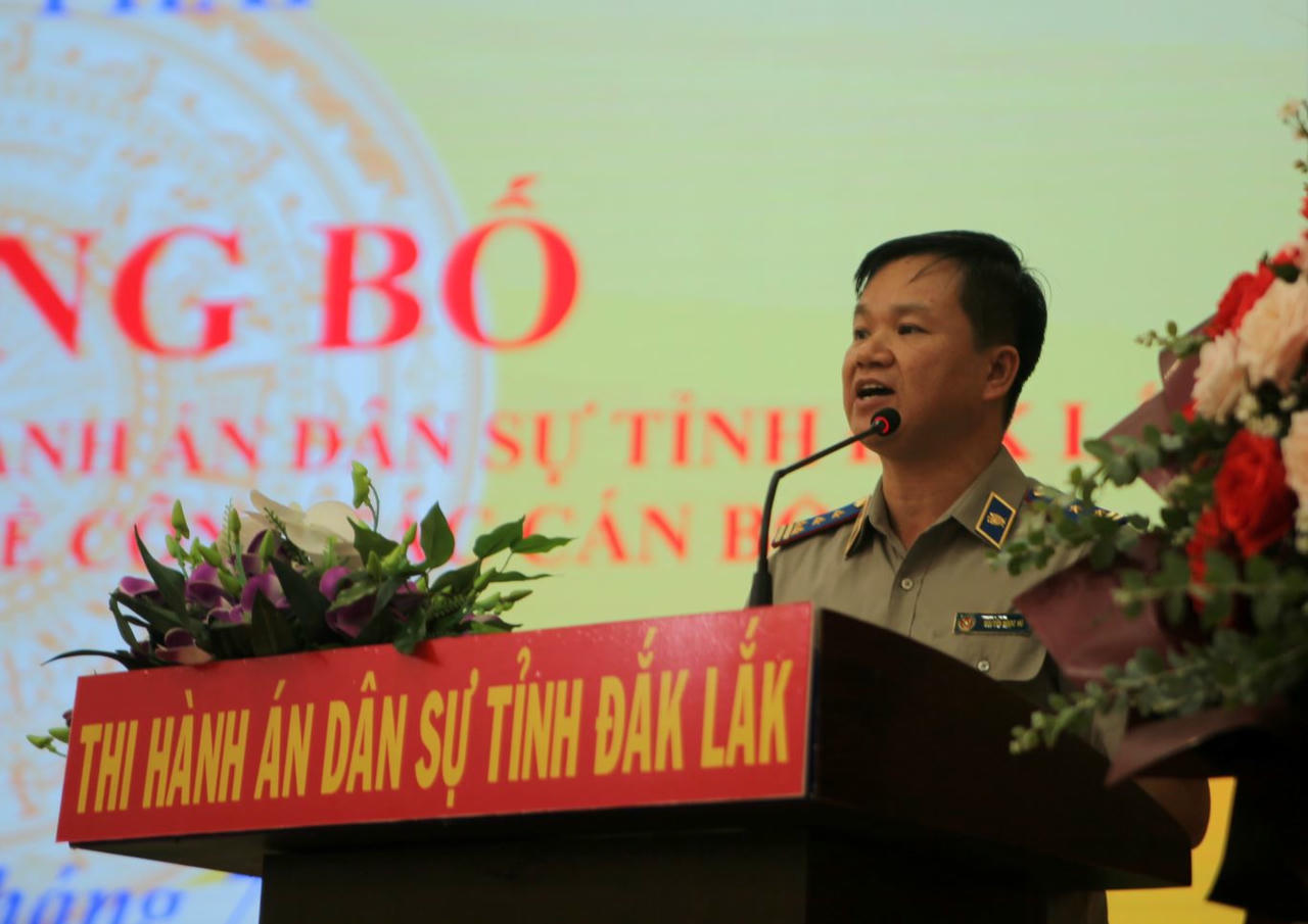 Đại diện Cục Quản lý THADS công bố quyết định thành lập THADS tỉnh Đắk Lắk và các quyết định bổ nhiệm công tác cán bộ. Ảnh Nguyễn Tuân