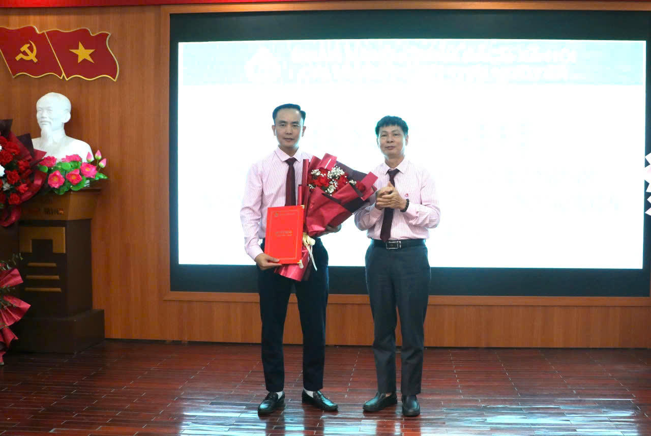 Trao Quyết định điều động, bổ nhiệm quyền Giám đốc Chi nhánh NHCSXH tỉnh Thái Nguyên cho ông Phạm Tuấn Hưng.