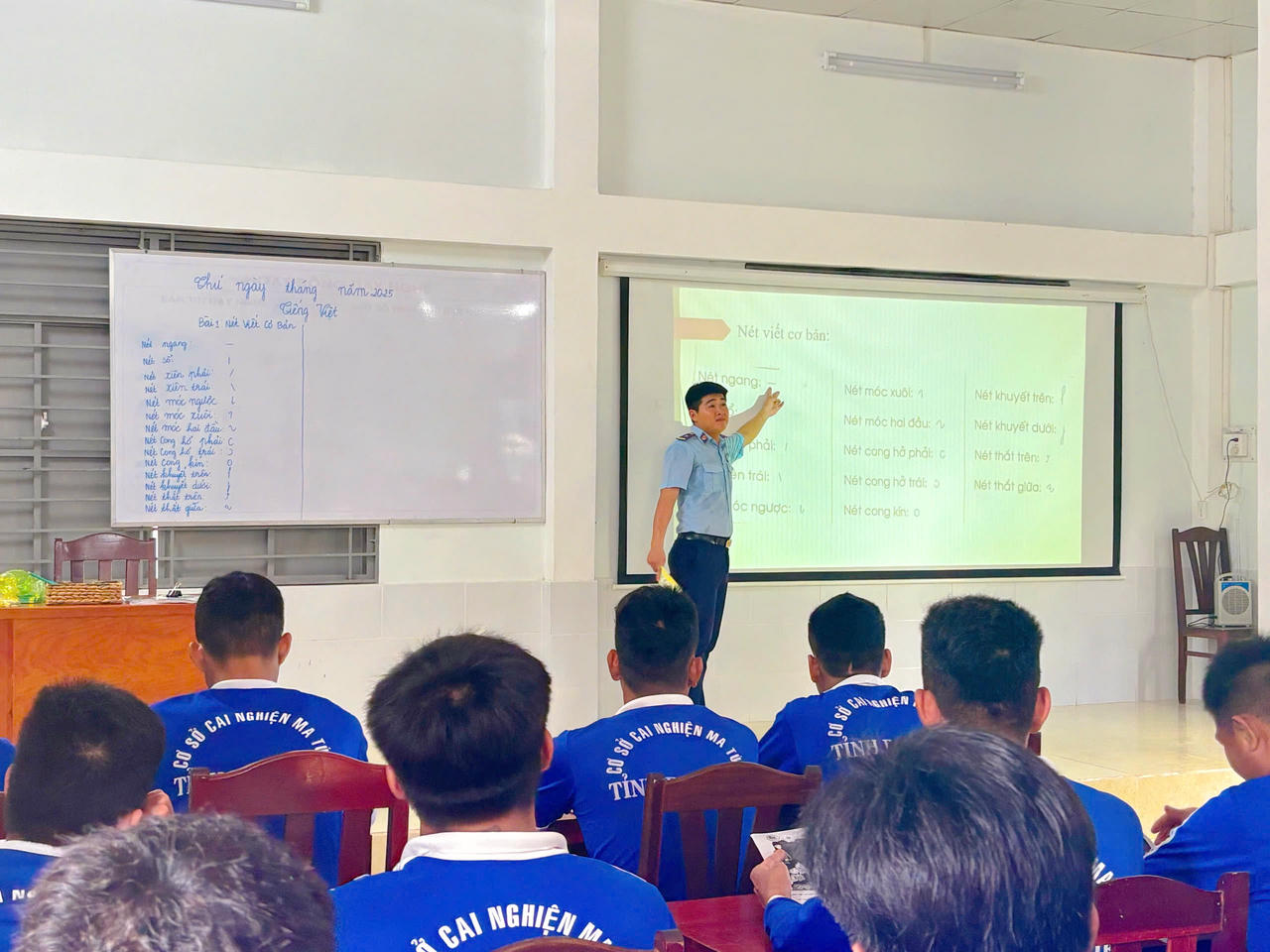 Chương trình xóa mù chữ cho người cai nghiện ma túy tiếp tục được duy trì và mở rộng.