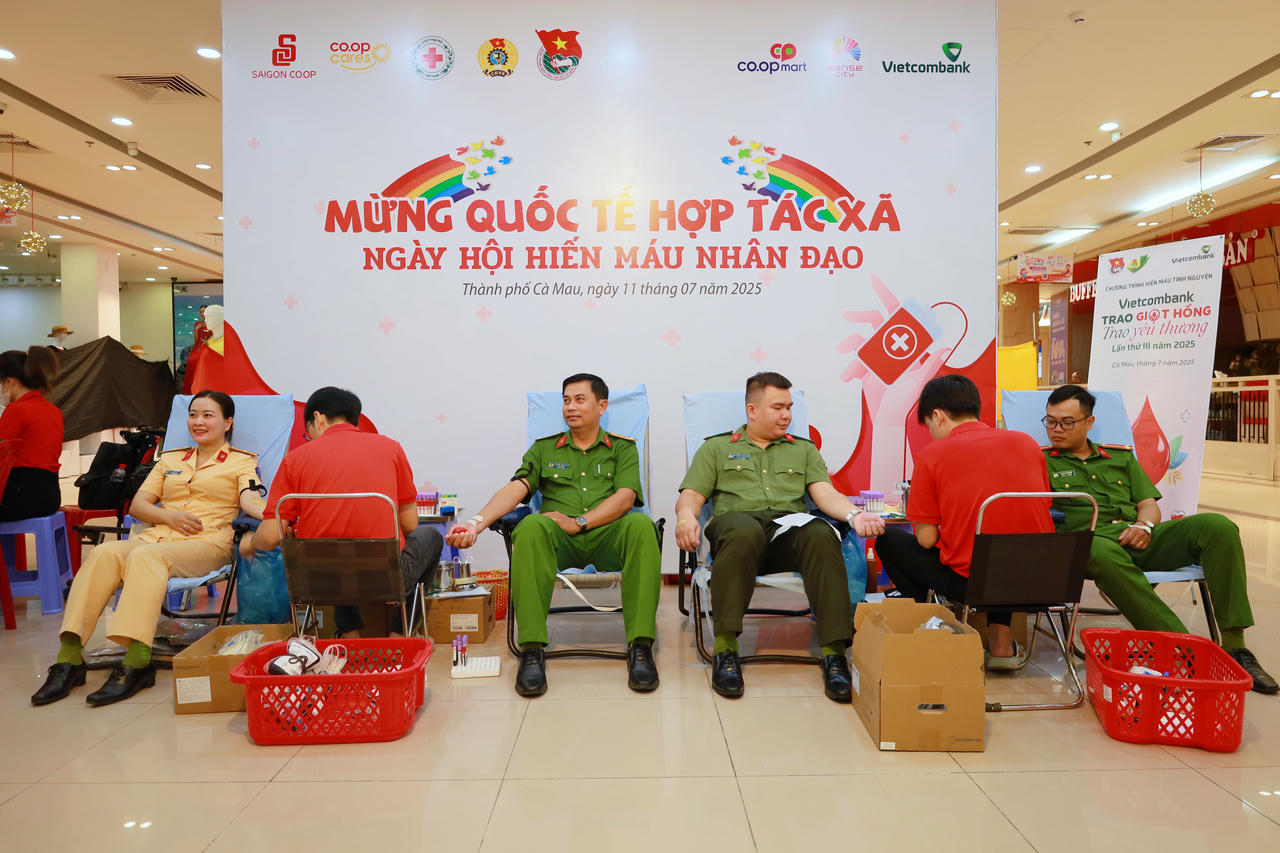 Cán bộ, chiến sĩ Công an tỉnh Cà Mau tham gia hiến máu.