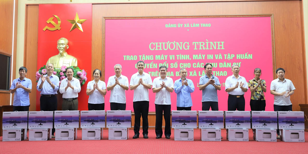 Đại diện Lãnh đạo Supe Lâm Thao và Lãnh đạo địa phương trao tặng máy tính cho các khu dân cư
