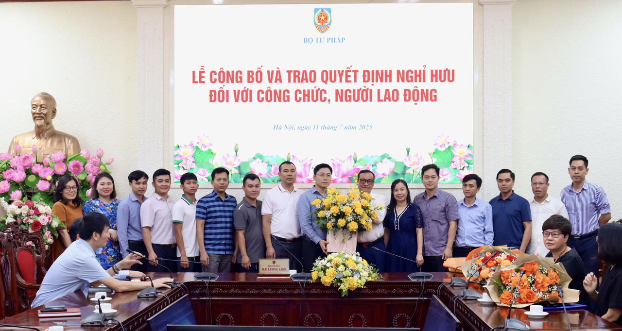 Trao quyết định nghỉ hưu cho 3 cán bộ tư pháp