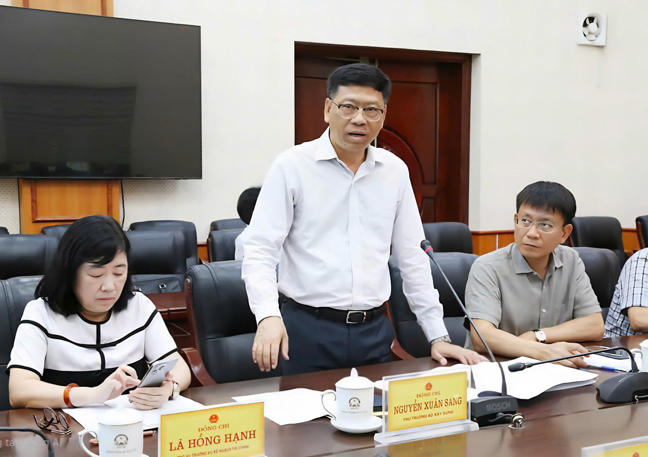 Thứ trưởng Bộ Xây dựng Nguyễn Xuân Sang phát biểu tại cuộc họp.