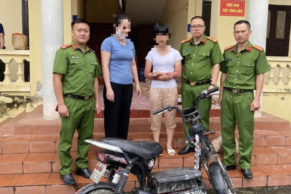 Tìm người thân cho bé gái đi lạc, ngã xuống mương nước ở Hà Nội