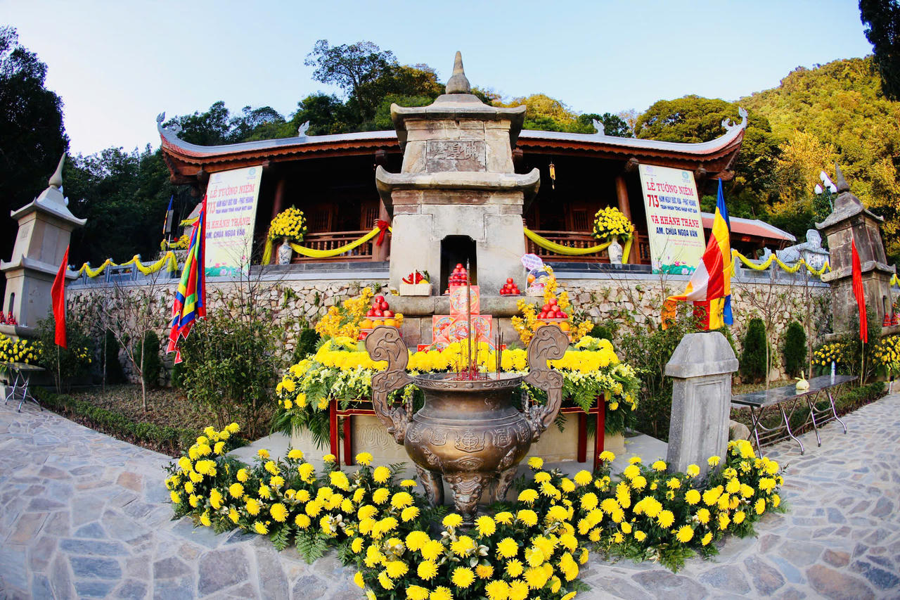 Khởi nguồn từ dãy núi thiêng Yên Tử, Phật giáo Trúc Lâm đã kết hợp các giáo lý Phật giáo Đại thừa với đạo đức Nho giáo, vũ trụ quan Đạo giáo, và tín ngưỡng bản địa của Việt Nam, hình thành nên một hệ tư tưởng và truyền thống tinh thần riêng biệt.