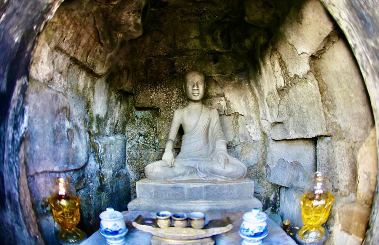 Quần thể Di tích và Danh thắng Yên Tử - Vĩnh Nghiêm - Côn Sơn, Kiếp Bạc, với Phật giáo Trúc Lâm làm cốt lõi - được thành lập vào thế kỷ XIII bởi các vua nhà Trần, đặc biệt là vai trò của Phật hoàng Trần Nhân Tông