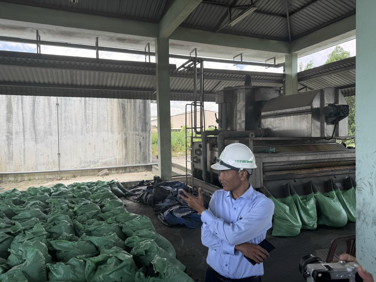 Chất thải của KCN Tân Bình sẽ được ép và đóng vào bao cẩn thận rồi mới đem đến đơn vị xử lý