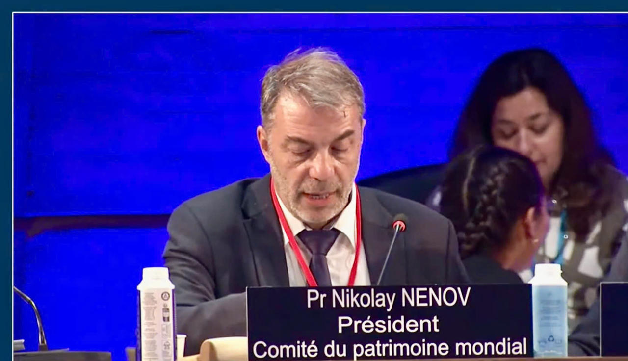 Giáo sư Nikolay Nenov (Bulgaria) - Chủ tịch Kỳ họp đã gõ búa công nhận Quần thể di tích và danh thắng Yên Tử - Vĩnh Nghiêm, Côn Sơn, Kiếp Bạc (thuộc địa bàn các tỉnh Quảng Ninh, Bắc Ninh và thành phố Hải Phòng) là Di sản Văn hóa Thế giới. 