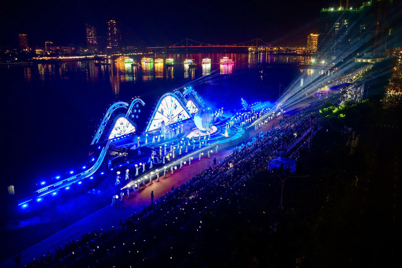 Với sức hút của DIFF 2025, không chỉ riêng dịp chung kết, lượng khách do các cơ sở lưu trú tại Đà Nẵng phục vụ đạt khoảng gần 98.000 lượt, tăng 6,4% so với cùng kỳ 2024, trong đó khách quốc tế tăng tới 81% và khách nội địa tăng 18% so với cùng kỳ.