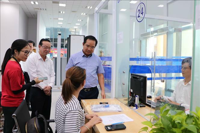 Chủ tịch UBND TP Hồ Chí Minh Nguyễn Văn Được và đoàn công tác khảo sát thực tế tại Trung tâm phục vụ hành chính công phường Bình Dương. Ảnh: Huyền Trang/TTXVN
