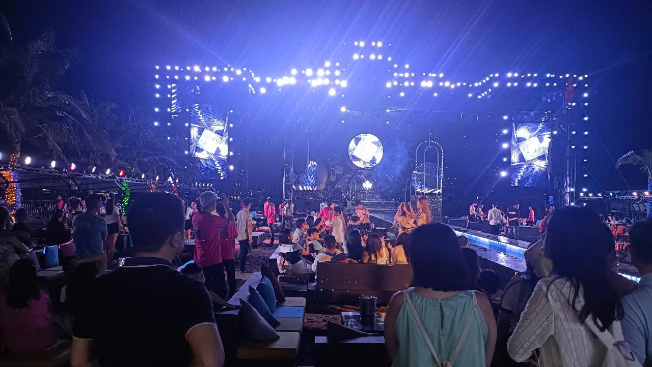 Quán bar nơi điện giật khiến 2 người chết vẫn hoạt động trong đêm