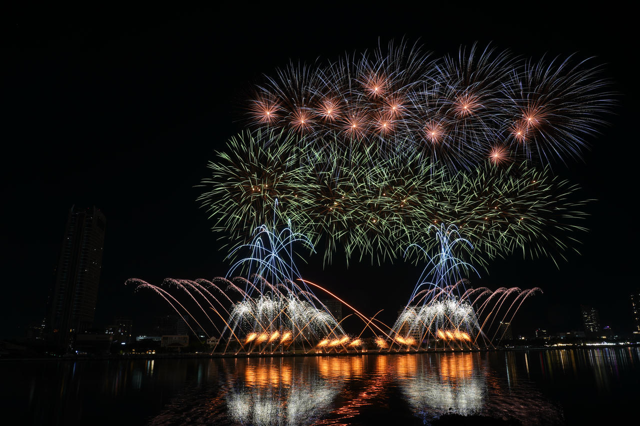 Đội pháo hoa chủ nhà Z121 Vina Pyrotech với 7000 quả pháo, cùng những ca khúc được đặc biệt lựa chọn để thể hiện khát vọng vươn lên trong hòa bình và ổn định của dân tộc Việt Nam