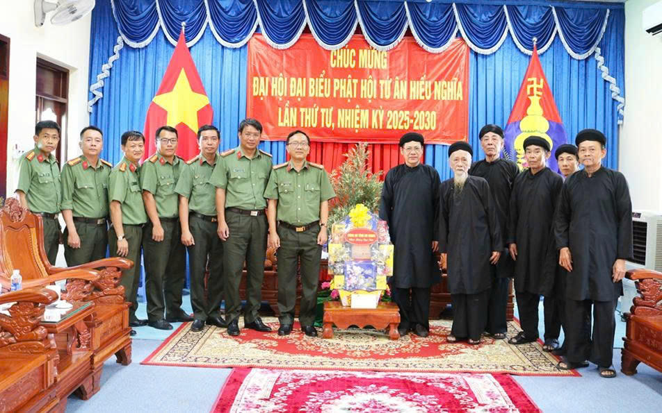 Đoàn công tác chụp ảnh lưu niệm cùng Ban Trị sự Trung ương Phật hội Tứ Ân Hiếu Nghĩa
