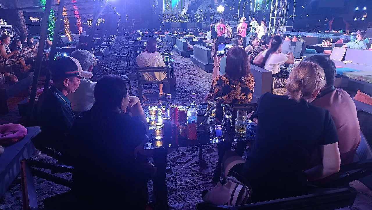 Hình ảnh tại Quán bar bãi biển Bistro Fou trước đây, hiện có tên là Wow Beach Bar vào khoảng 21h30 ngày 11/7.