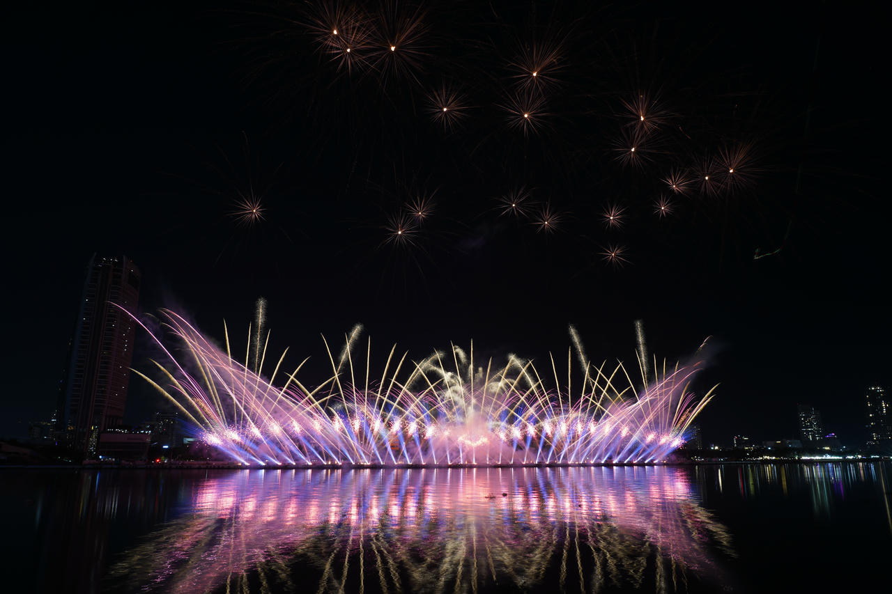 Sông Hàn bùng nổ với màn pháo hoa của 2 đội Việt Nam và Trung Quốc
















Sông Hàn bùng nổ với màn
pháo hoa đỉnh cao của



