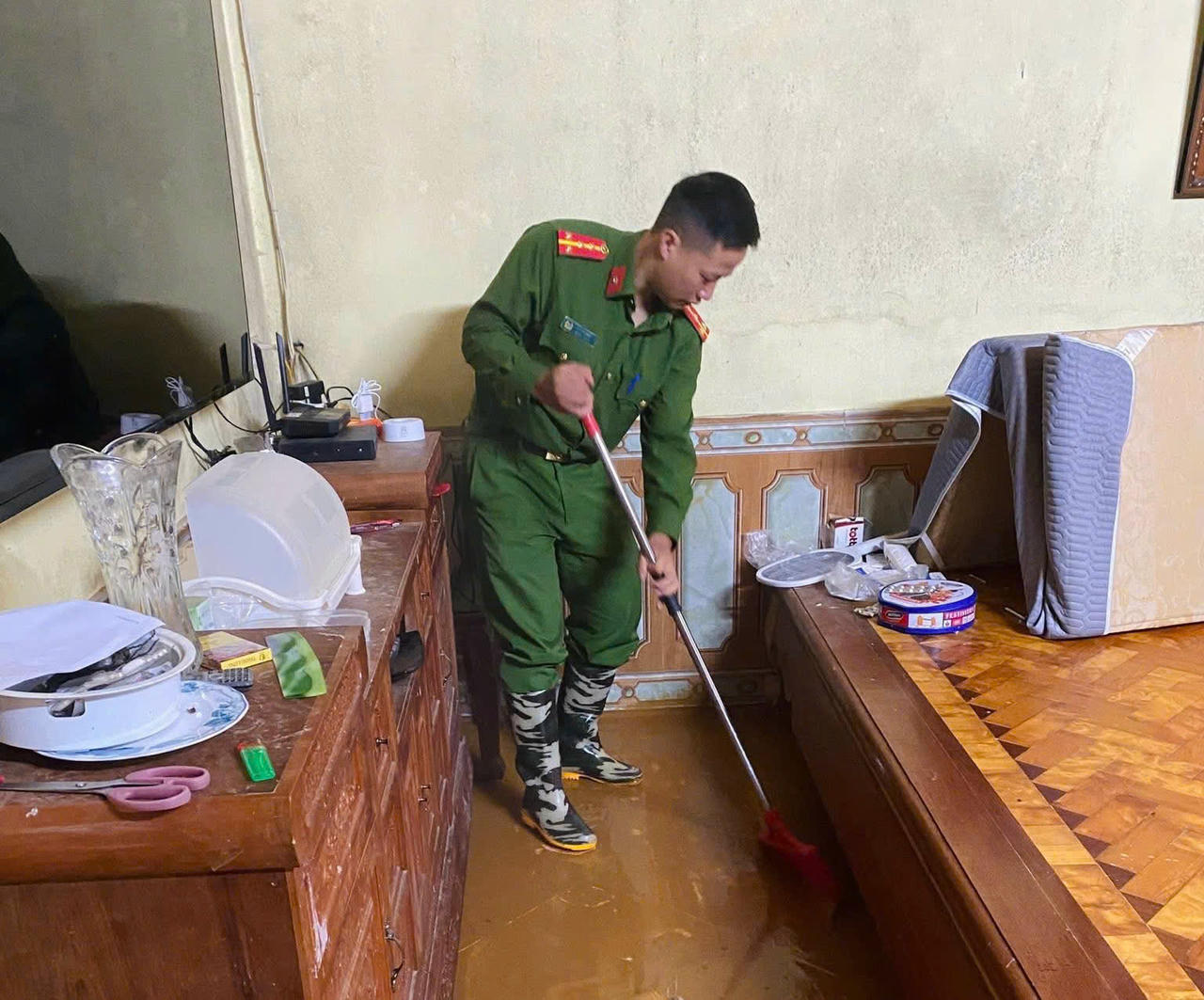 Công an hỗ trợ người dân khắc phục hậu quả mưa lũ