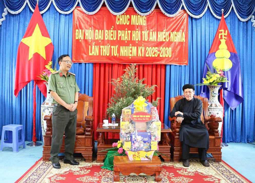 Đại tá Huỳnh Thanh Lâm - Phó Giám đốc Công an tỉnh An Giang thăm, chúc mừng Ban Trị sự Trung ương Phật hội Tứ Ân Hiếu Nghĩa nhân dịp chuẩn bị diễn ra Đại hội Đại biểu nhiệm kỳ 2025 - 2030