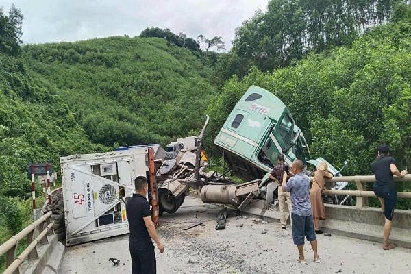 Lật xe container trên cầu ở Quảng Trị