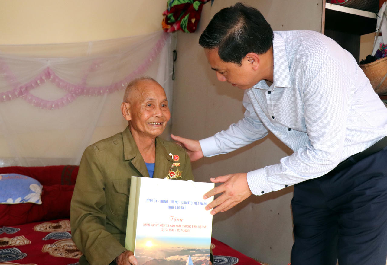 Phó Bí thư Thường trực Tỉnh ủy Hoàng Giang tặng quà thương binh Mai Văn Tám, phường Nghĩa Lộ.