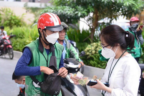 Từ 1/8, thu thuế VAT tự động với hàng nhập chuyển phát nhanh dưới 1 triệu đồng