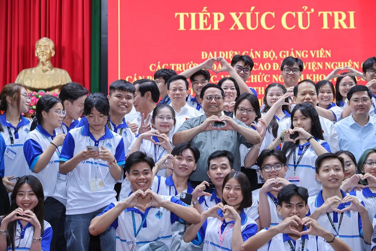 Thủ tướng chụp ảnh lưu niệm với sinh viên ở TP Cần Thơ - Ảnh: VGP/Nhật Bắc