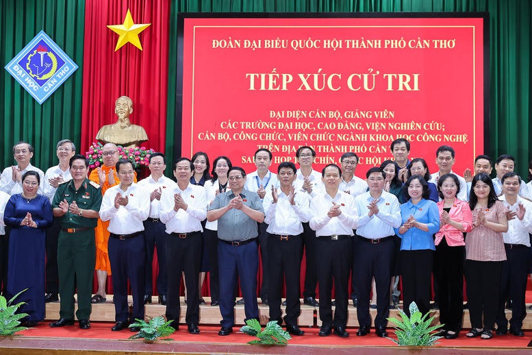 Thủ tướng mong muốn và tin tưởng Đoàn đại biểu Quốc hội TP Cần Thơ mới với nhiều đại biểu hơn sẽ hoạt động chất lượng, hiệu quả hơn, đáp ứng hơn nữa lòng mong mỏi của cử tri - Ảnh: VGP/Nhật Bắc