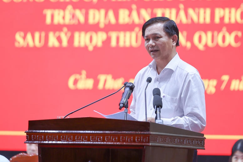 Chủ tịch UBND TP Cần Thơ Trần Văn Lâu giải đáp kiến nghị của cử tri - Ảnh: VGP/Nhật Bắc