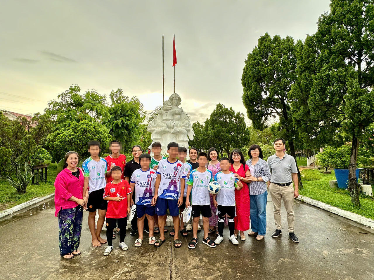 Học viên lớp K75-A20 chụp ảnh lưu niệm cùng Giám đốc và các em tại Trung tâm SOS Đà Nẵng