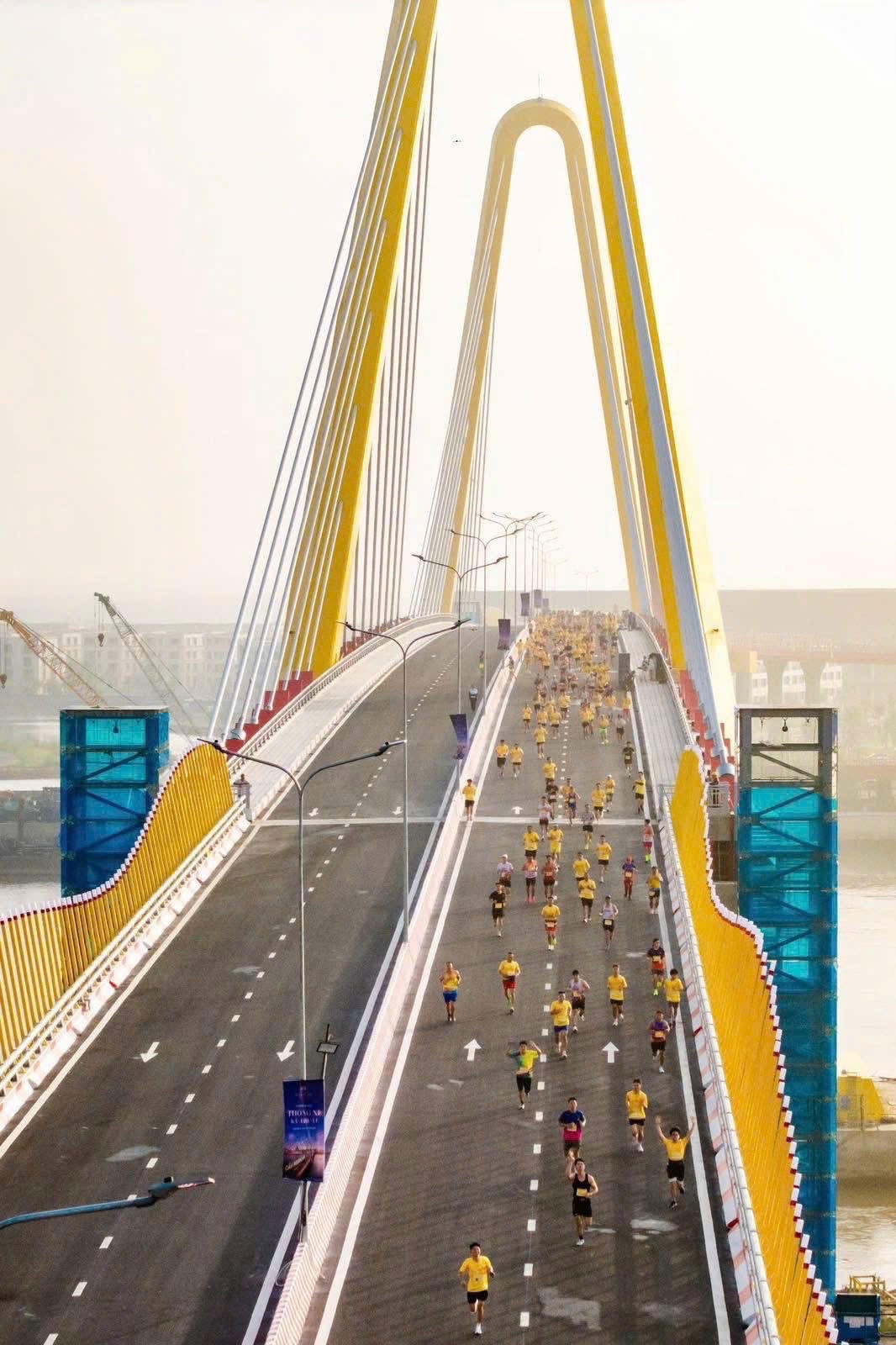 Cầu Hoàng Gia do Tập đoàn Vingroup đầu tư với tổng chiều dài toàn tuyến 2,2km. Cầu Hoàng Gia khi đi vào vận hành sẽ rút ngắn thời gian di chuyển từ đảo Vũ Yên tới trung tâm TP Hải Phòng chỉ còn 5 phút lái xe.