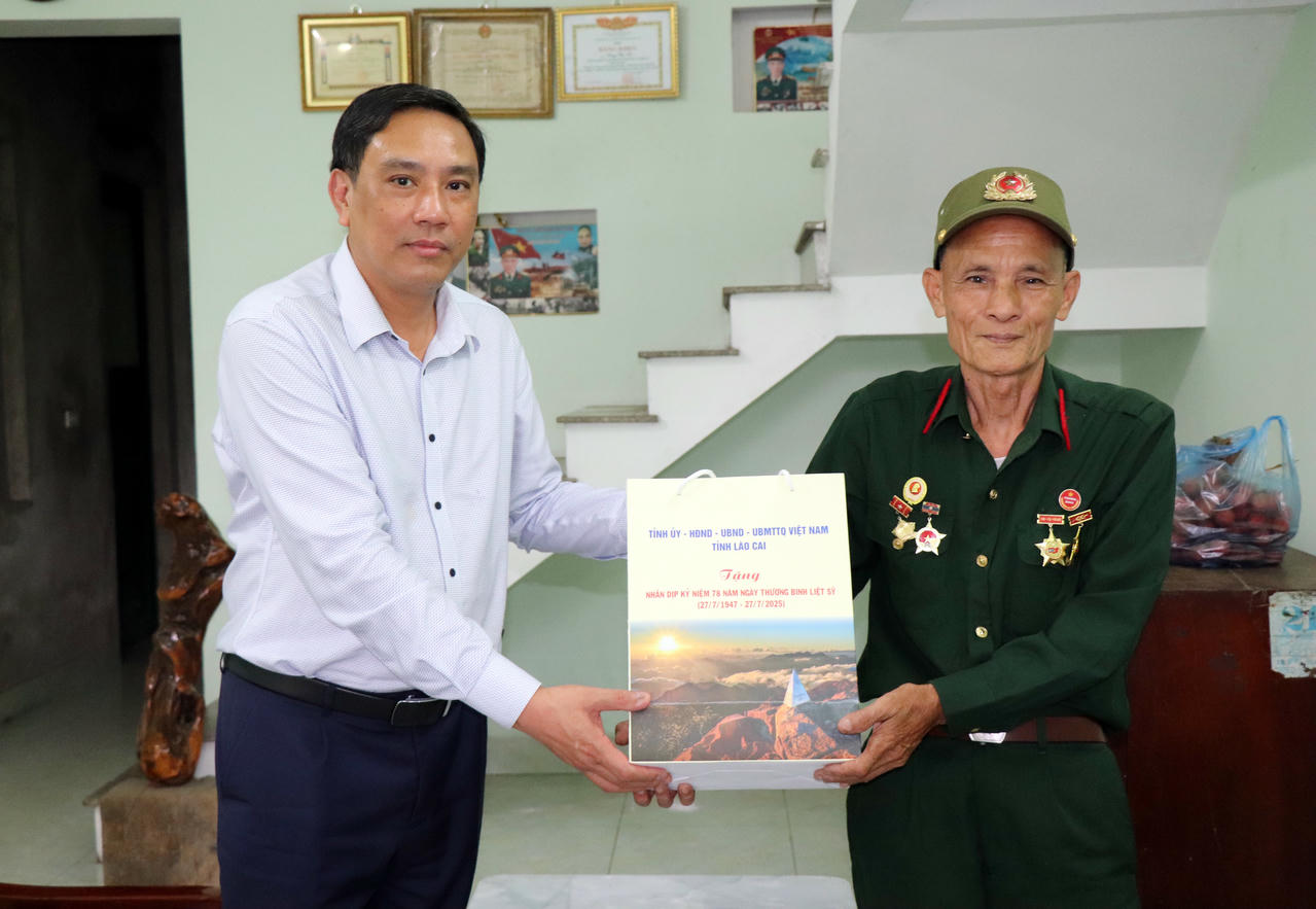 Phó Bí thư Thường trực Tỉnh ủy Lào Cai Hoàng Giang tặng quà thương binh Đặng Văn Tự, phường Nghĩa Lộ.