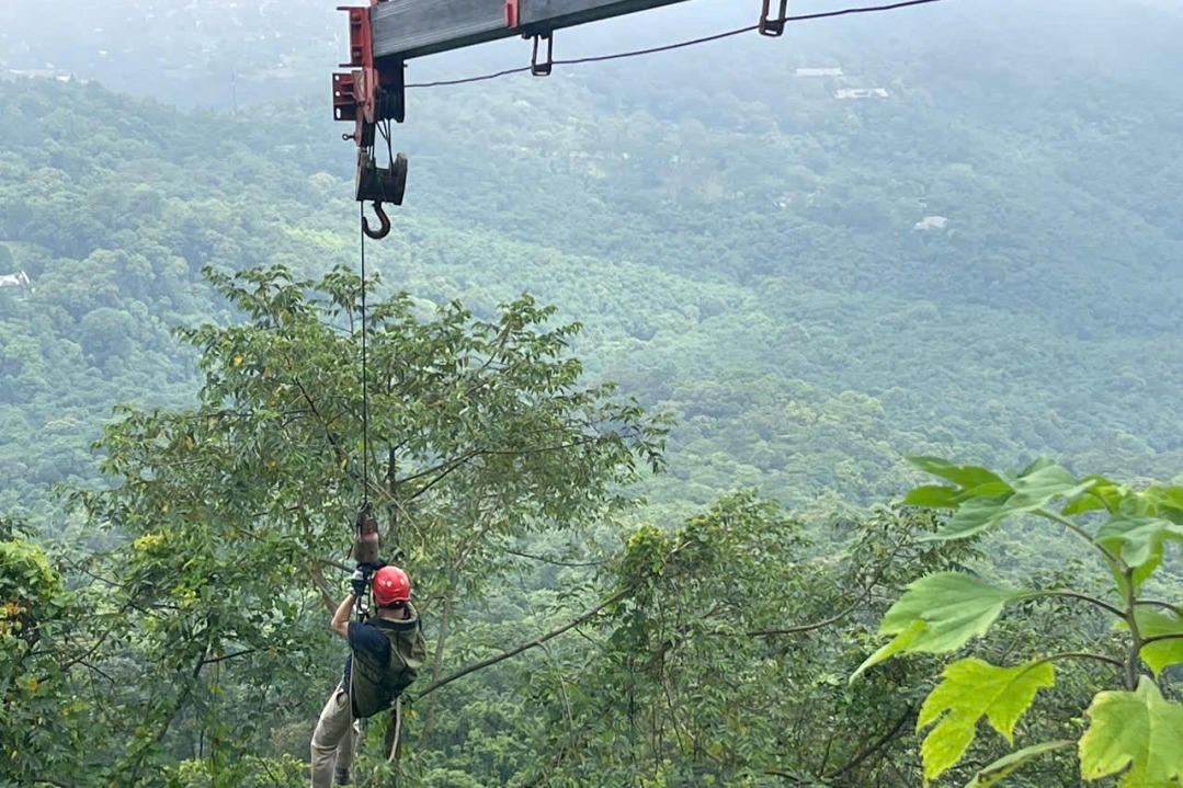 Cứu 2 người đi xe máy rơi xuống vực ở Ba Vì