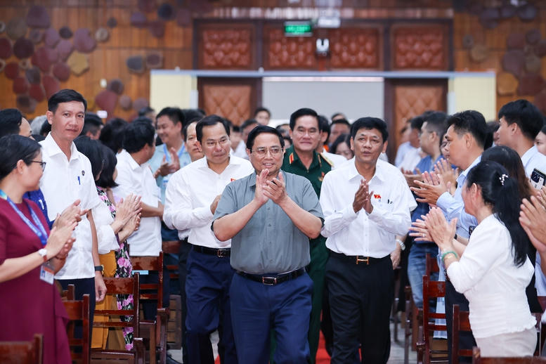 Thủ tướng Phạm Minh Chính cùng Đoàn đại biểu Quốc hội Cần Thơ tiếp xúc cử tri là đại diện cán bộ, giảng viên các trường đại học, cao đẳng, viện nghiên cứu, cán bộ, công chức, viên chức ngành khoa học công nghệ - Ảnh: VGP/Nhật Bắc