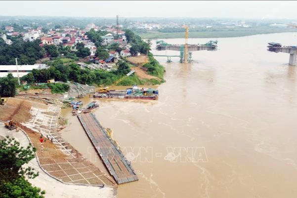 Vận hành lại phà quân sự ở khu vực cầu Phong Châu