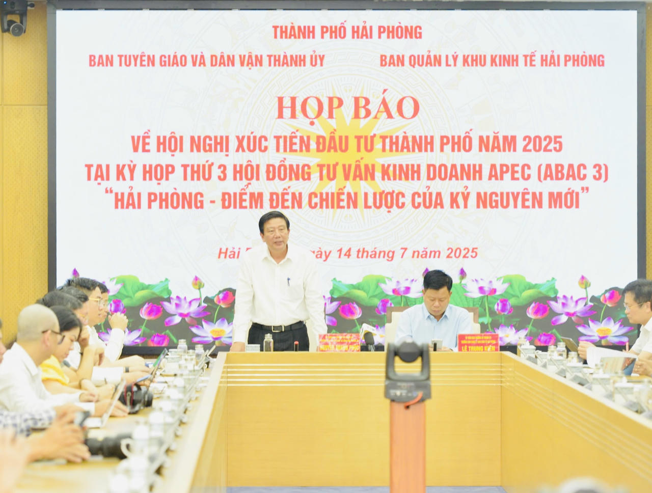 Trưởng Ban Tuyên giáo và Dân vận Thành uỷ Hải Phòng Nguyễn Quang Phúc phát biểu tại buổi họp báo.