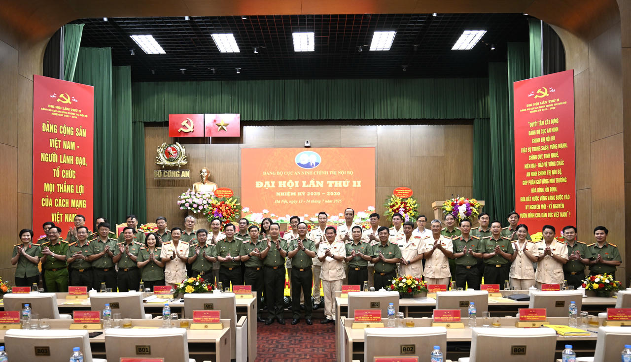 Thứ trưởng Phạm Thế Tùng và các đại biểu dự đại hội.
