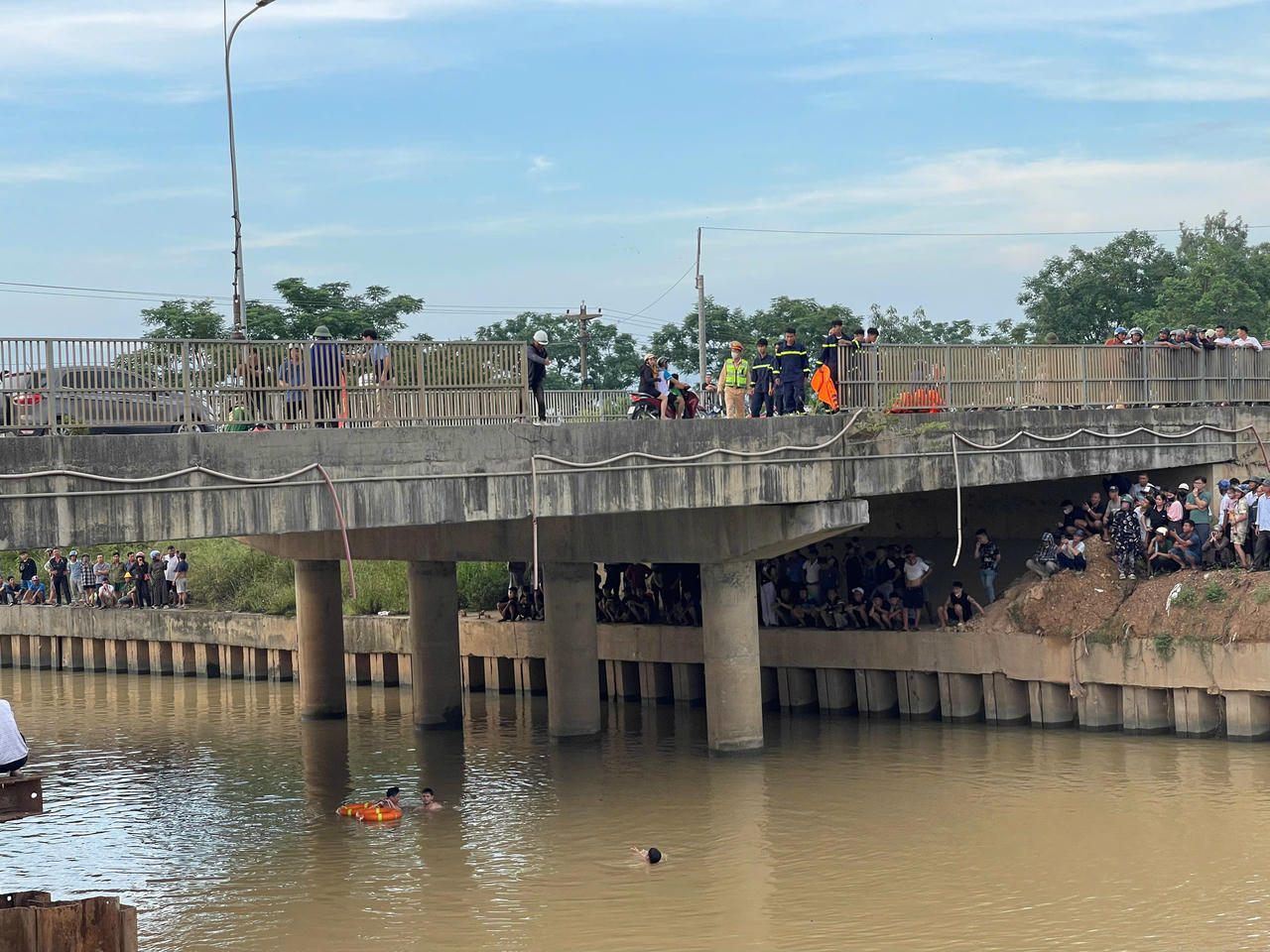 Xe ô tô tông gãy lan can cầu lao xuống sông