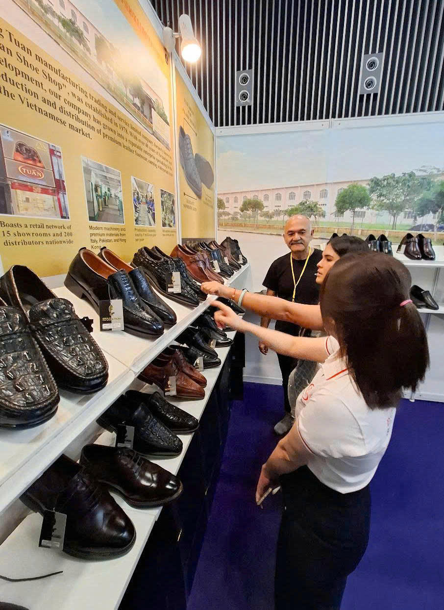 Đại diện thương hiệu của Đăng Tuấn trực tiếp tư vấn và giới thiệu sản phẩm tại triển lãm.