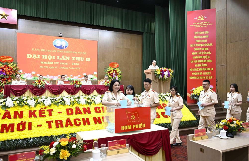 Các đại biểu bỏ phiếu bầu Ban Chấp hành Đảng bộ Cục An ninh chính trị nội bộ lần thứ II, nhiệm kỳ 2025 – 2030.
