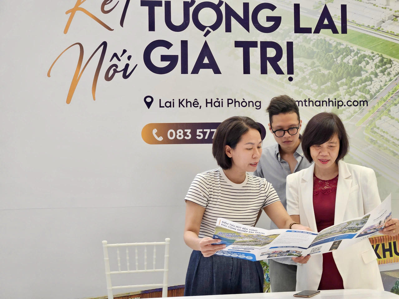 Các gian hàng của các doanh nghiệp đã sẵn sàng phục vụ cho sự kiện xúc tiến đầu tư diễn ra vào ngày mai (15/7).