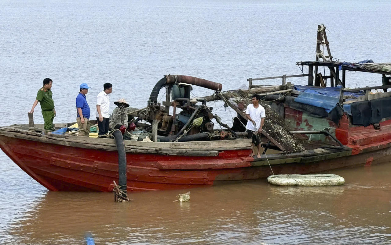 Bắt giữ đối tượng khai thác cát trái phép trên sông Gianh