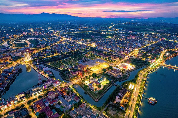 Đồng Hới thắp sáng du lịch đêm bằng pháo hoa hàng tuần và lễ hội đường phố